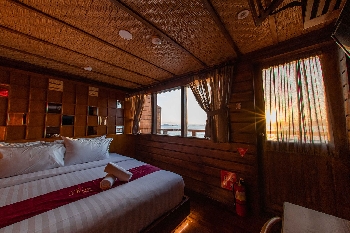 Double Bed-Middle Deck