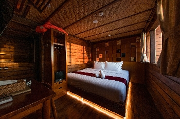 Double Bed-Middle Deck
