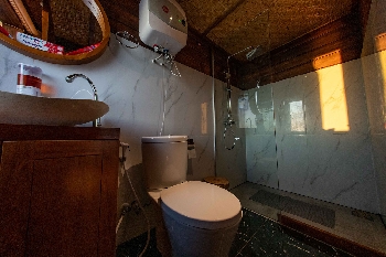 Bathroom-Middle Deck