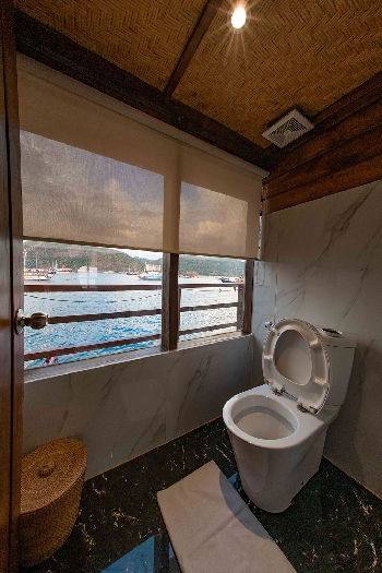 Bathroom-Middle Deck